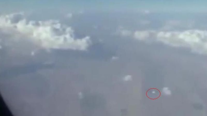 Video: Un pasajero filmó un OVNI desde un avión
