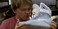 Marty McFly. Imagen de la escena con las modernas zapatillas