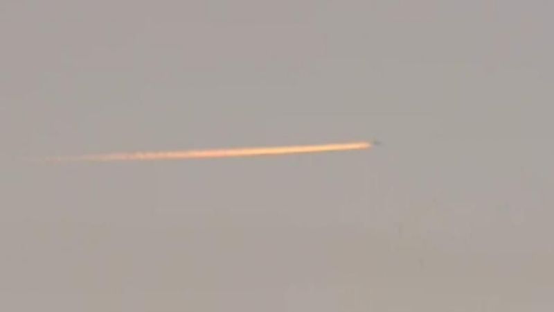 Video: Un extraño objeto cruzó el cielo de Necochea dejando una estela brillante