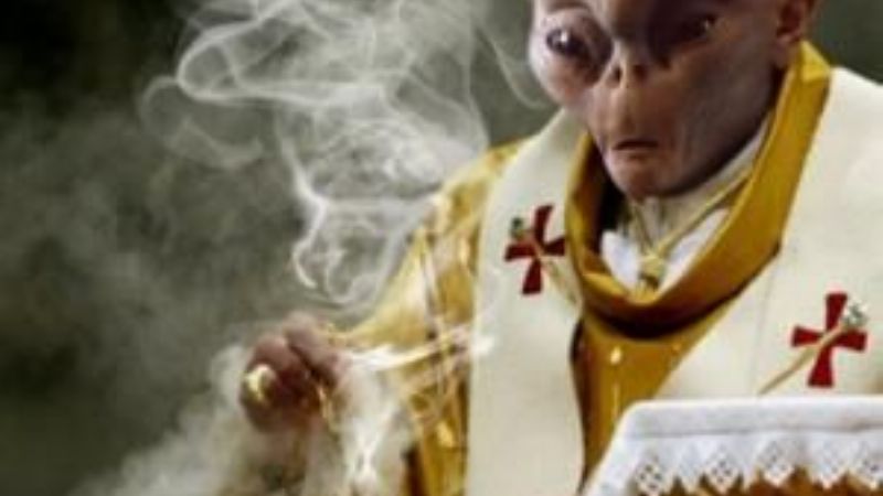 Benedicto XVI, afirma que los alienígenas se han apoderado del Vaticano