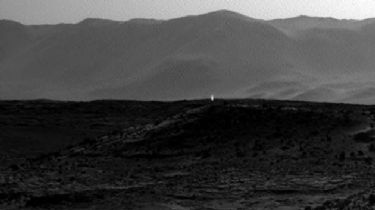 La NASA publica extraña foto con un "ser de luz" sobre la superficie de Marte