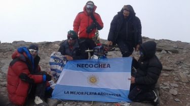 Una bandera necochense en la cumbre del Aconcagua