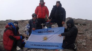 Una bandera necochense en la cumbre del Aconcagua
