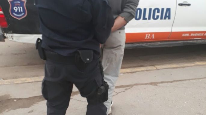 Llegó a la casa y encontró a dos ladrones robándole de todo