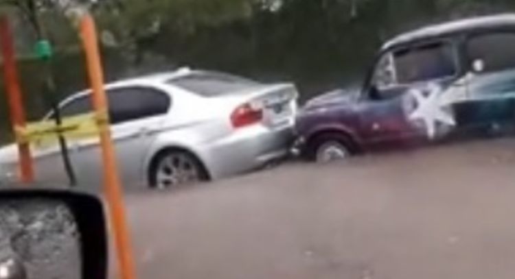 Video: Un “súper Fiat 600” rescató a un BMW que quedó atrapado en la inundación