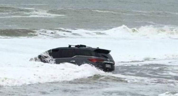 Fotos: Encajó su camioneta 4x4 y casi se la traga el mar