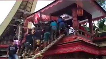 Video: Un indonesio murió aplastado por el féretro de su madre