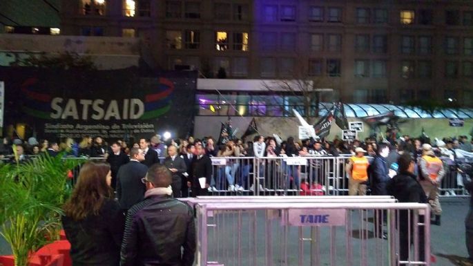 Trabajadores de medios de comunicación realizaron una protesta en la entrega del Martín Fierro