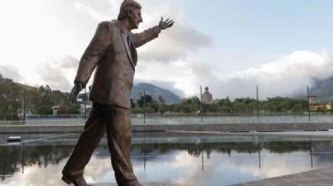 Ecuador retira una estatua de Néstor Kirchner de sede de la Unasur por considerarla “apología del delito”