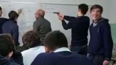 Video: Alumnos le apuntaron con un arma al profesor en plena clase