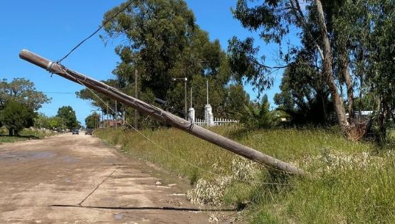 #EnLasRedes: Poste de telefonía cuelga peligrosamente de los cables sobre avenida 98