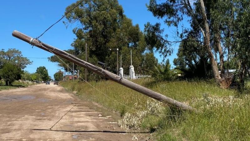 #EnLasRedes: Poste de telefonía cuelga peligrosamente de los cables sobre avenida 98
