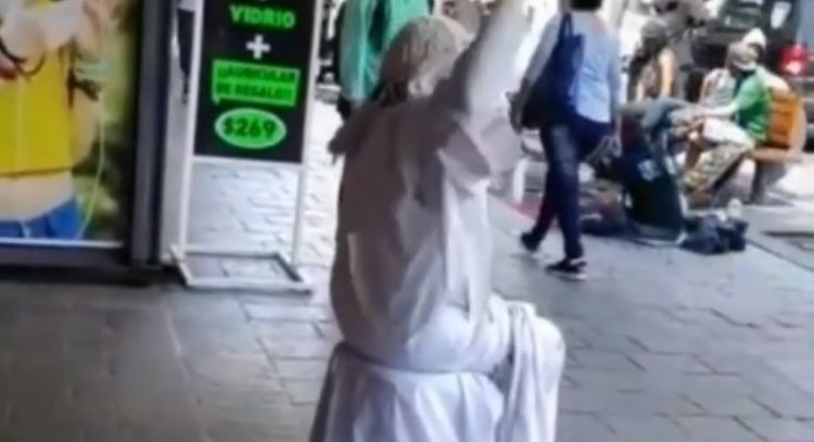 Video: Una estatua viviente enloquecida arrancó con insultos contra Macri