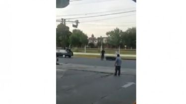 Video viral: Un coche fúnebre perdió un ataúd en plena calle y le gritaron “se te cayó el muerto, pa”