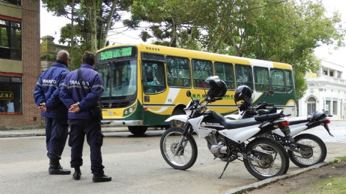 Le robaron una moto a un agente de Tránsito en la esquina de la Municipalidad