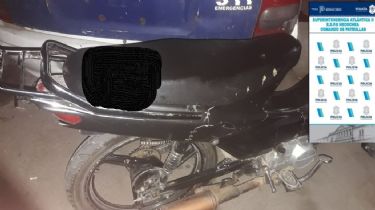 Motociclista en fuga: Chocó a un móvil policial y luego atropelló a un efectivo