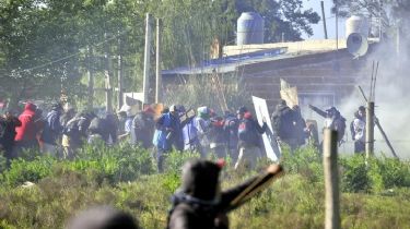 Con enfrentamientos y detenidos, la Policía bonaerense desalojó la toma del predio de Guernica