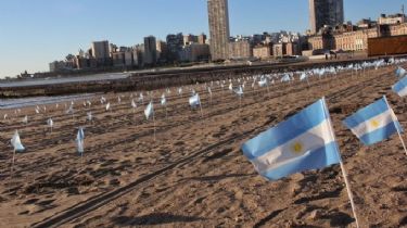 Mar del Plata: Colocan más de 500 banderas en la playa para conmemorar los fallecidos por CoVID19