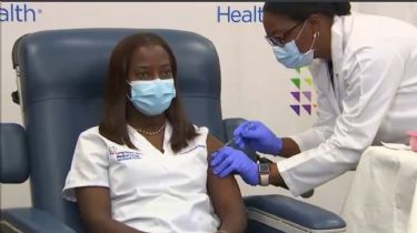 Video: Una enfermera se convierte en la primera persona en recibir la vacuna de Pfizer contra el Covid-19 en Nueva York