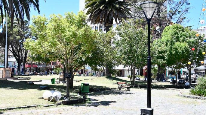 Descontrol en la Villa Balnearia: Gente acampando y lavando la ropa en la plaza San Martín