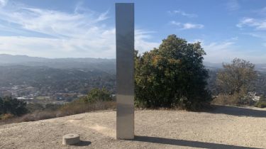El misterio de los monolitos: Apareció otro en la cima de una montaña de California