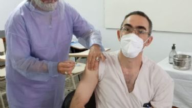 El doctor Ariel Tau es el primer necochense en recibir la vacuna contra el Coronavirus
