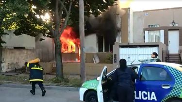 Video: Incendio consumió una casa de la avenida 58 y una mujer debió ser hospitalizada