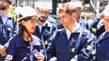 Kicillof visitó una refinería en Campana y reafirmó su apoyo a la industria petrolera