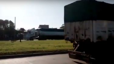 Un peligro: Carreras de camiones marcha atrás en pleno Quequén