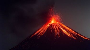 Videos y fotos: Asombrosas imágenes de la erupción del volcán Anak Krakatoa