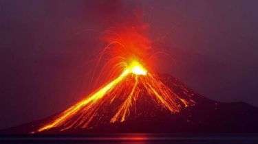 Videos y fotos: Asombrosas imágenes de la erupción del volcán Anak Krakatoa