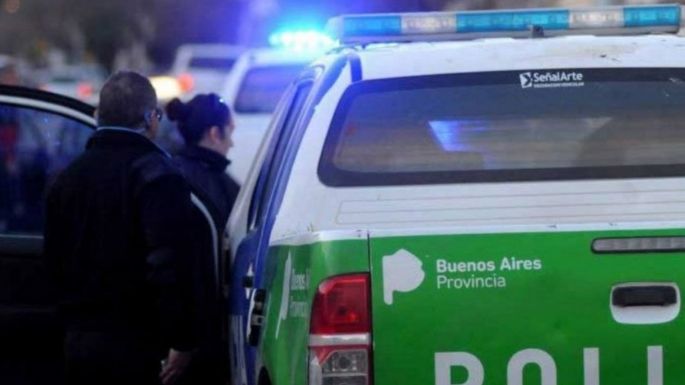 Trasladaba de rehén a su novia en un auto, lo detuvieron y golpeó fuertemente a un oficial