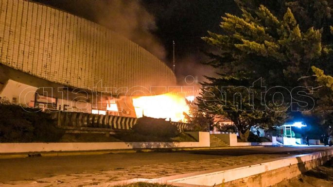 Incendio consume buena parte del interior del Auditorio del Casino