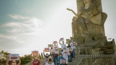 Trabajadores de la Salud reclamaron al pie del monumento a la Gesta de Malvinas