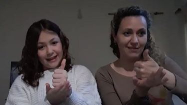 Es furor en las redes el video de una nena que grabó con su mamá sorda una canción de Abel Pintos en lengua de señas