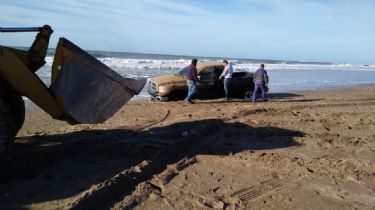 Video: Rescataron a dos camionetas atrapadas por la marea