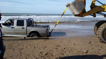 Video: Rescataron a dos camionetas atrapadas por la marea