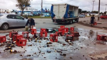 Camión repartidor perdió 15 cajones de cerveza que quedaron desparramados en la calle