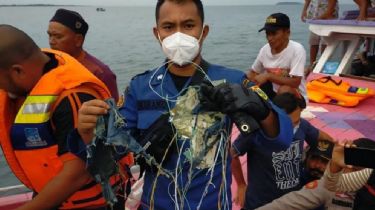 Video: Encontraron instrumental y restos humanos del avión indonesio en Yakarta