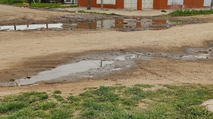 WhatsApp 4V: Más de 30 reclamos por una pérdida de agua potable a una cuadra del Hospital Irurzun y ninguna solución