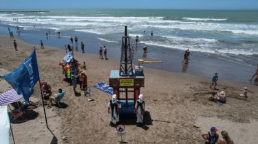 Protesta de Greenpeace y Surfrider en Mar del Plata montó una plataforma petrolera en plena playa