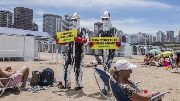 Protesta de Greenpeace y Surfrider en Mar del Plata montó una plataforma petrolera en plena playa