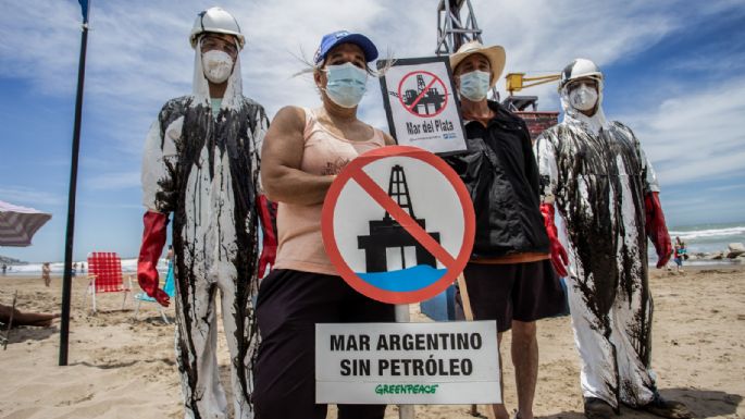 Protesta de Greenpeace y Surfrider en Mar del Plata montó una plataforma petrolera en plena playa