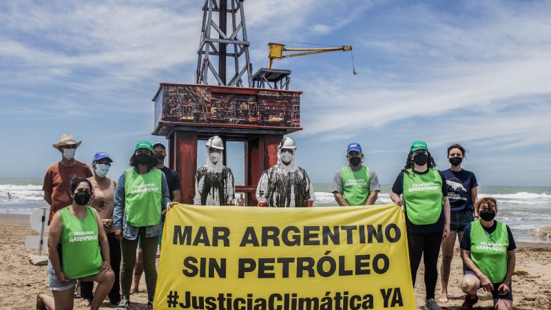 Protesta de Greenpeace y Surfrider en Mar del Plata montó una plataforma petrolera en plena playa