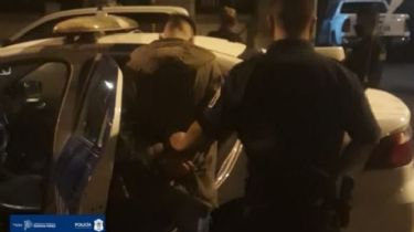 Policías separaron a cuatro sujetos que se agarraron a trompadas en la avenida 74