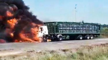 Impresionante video: Se incendió un camión que transportaba más de mil garrafas en la Ruta 6