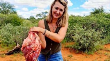 Indignante: Una cazadora mató a una jirafa y posó con el corazón del animal