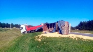 Camión cargado de cereal se despistó y desparramó un desastre en ruta 226
