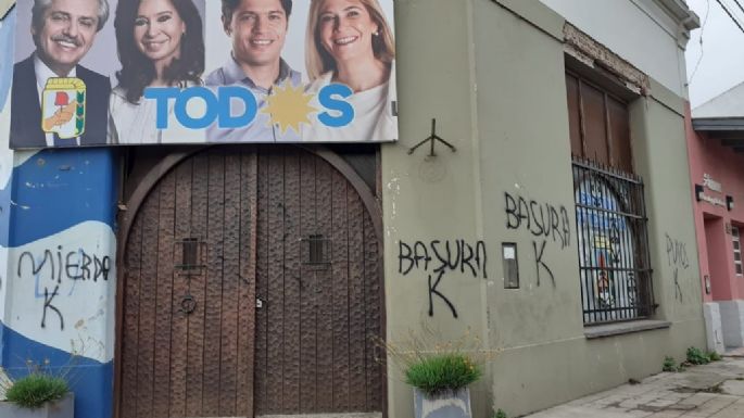 "Militares ya": Vandalizaron murales de La Cámpora y el local del PJ