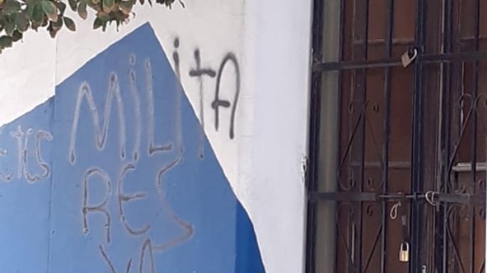 "Militares ya": Vandalizaron murales de La Cámpora y el local del PJ